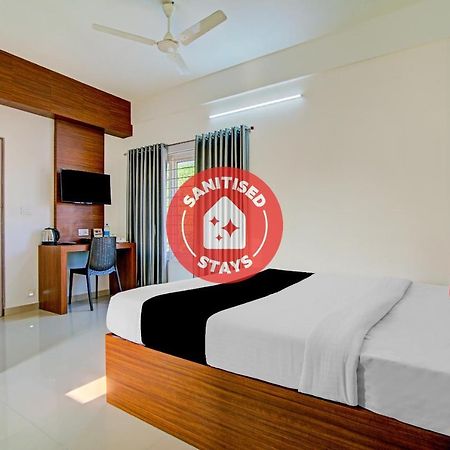 Vaccinated Staff- Capital O 74715 Phoenix Holidays Kochi Exterior foto