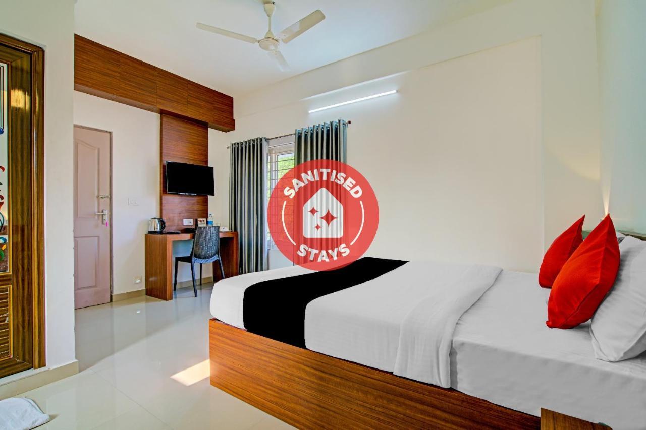 Vaccinated Staff- Capital O 74715 Phoenix Holidays Kochi Exterior foto