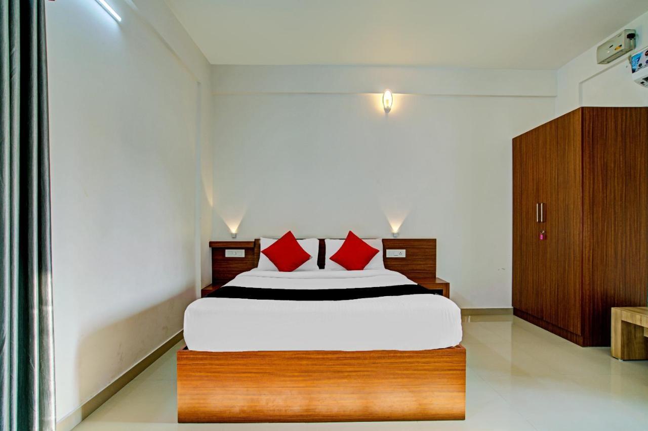 Vaccinated Staff- Capital O 74715 Phoenix Holidays Kochi Exterior foto