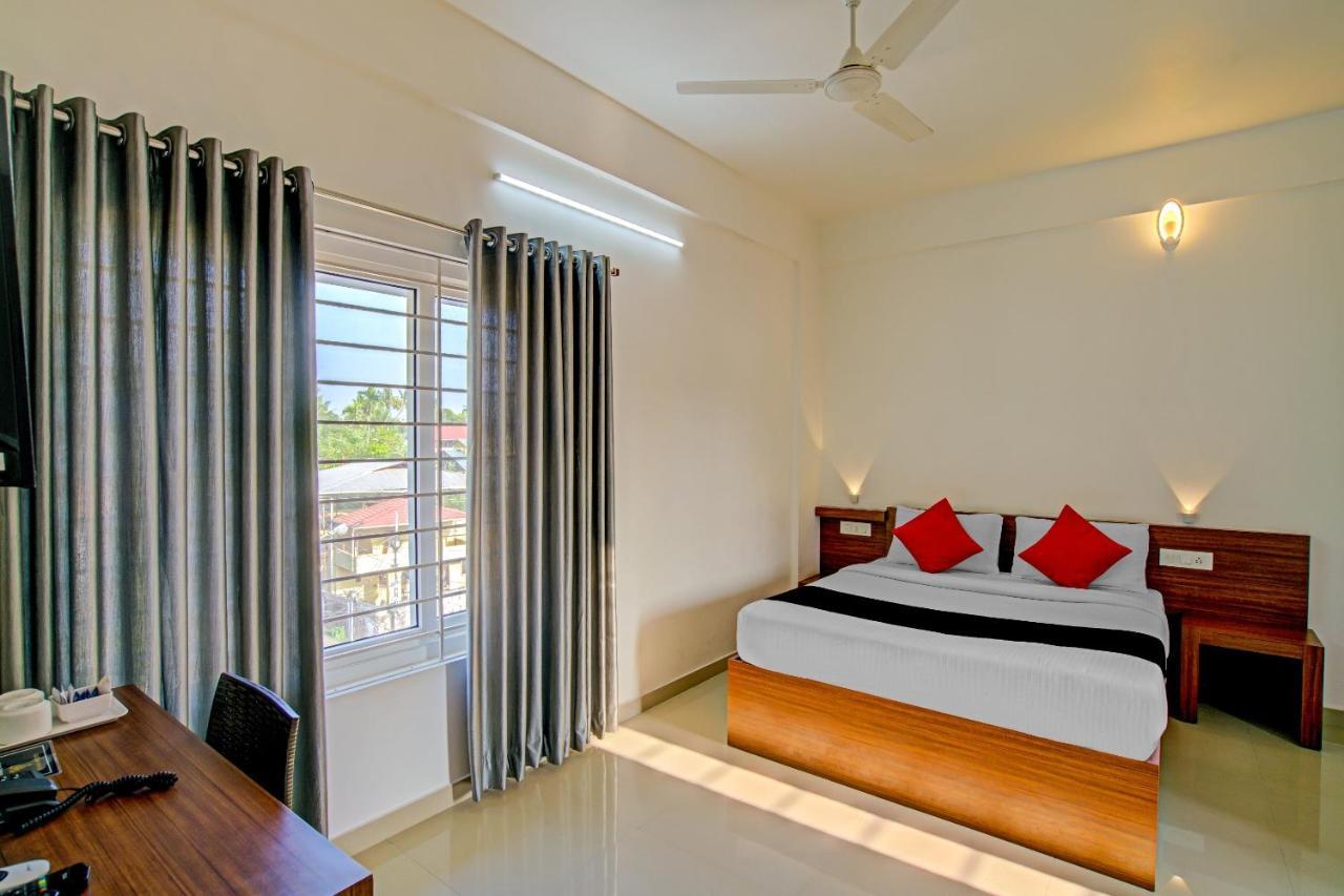 Vaccinated Staff- Capital O 74715 Phoenix Holidays Kochi Exterior foto