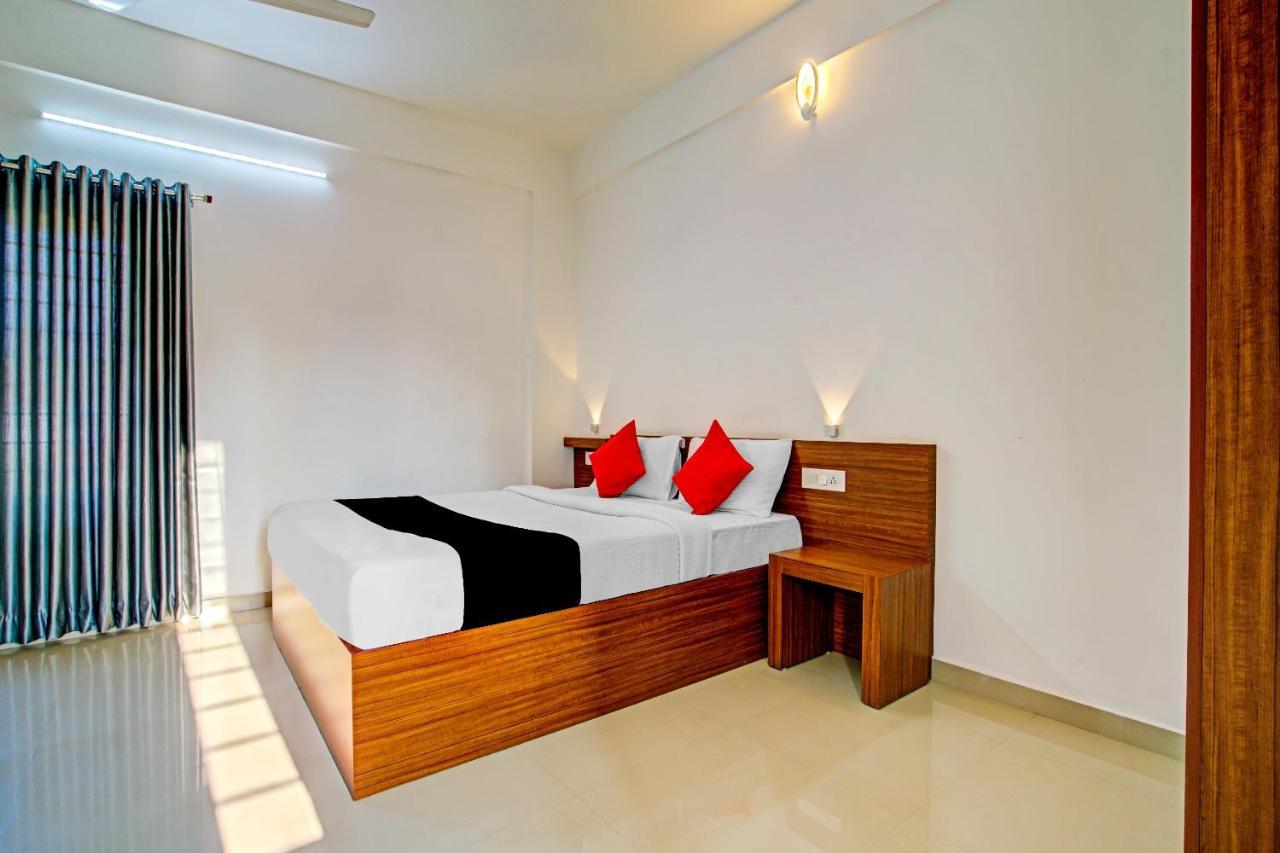 Vaccinated Staff- Capital O 74715 Phoenix Holidays Kochi Exterior foto