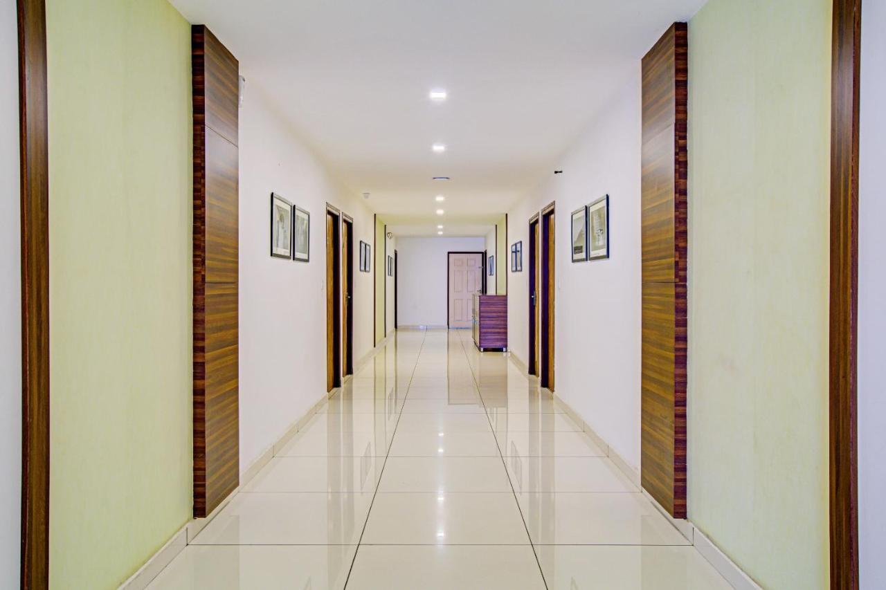 Vaccinated Staff- Capital O 74715 Phoenix Holidays Kochi Exterior foto