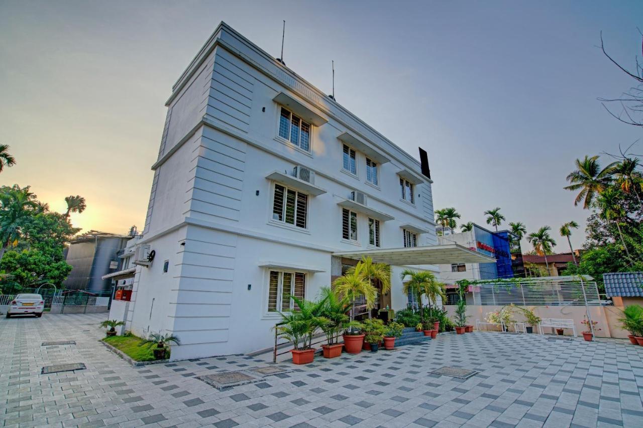 Vaccinated Staff- Capital O 74715 Phoenix Holidays Kochi Exterior foto