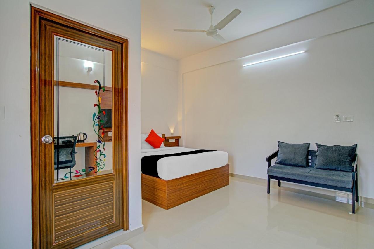Vaccinated Staff- Capital O 74715 Phoenix Holidays Kochi Exterior foto
