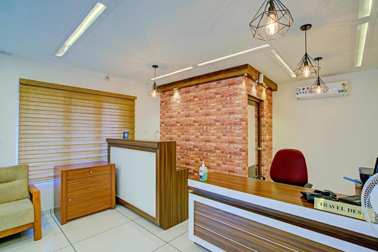 Vaccinated Staff- Capital O 74715 Phoenix Holidays Kochi Exterior foto