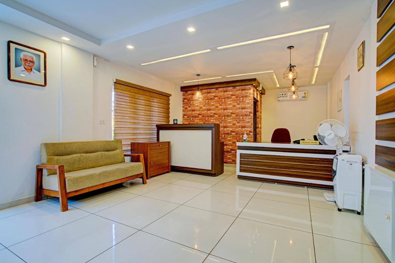 Vaccinated Staff- Capital O 74715 Phoenix Holidays Kochi Exterior foto