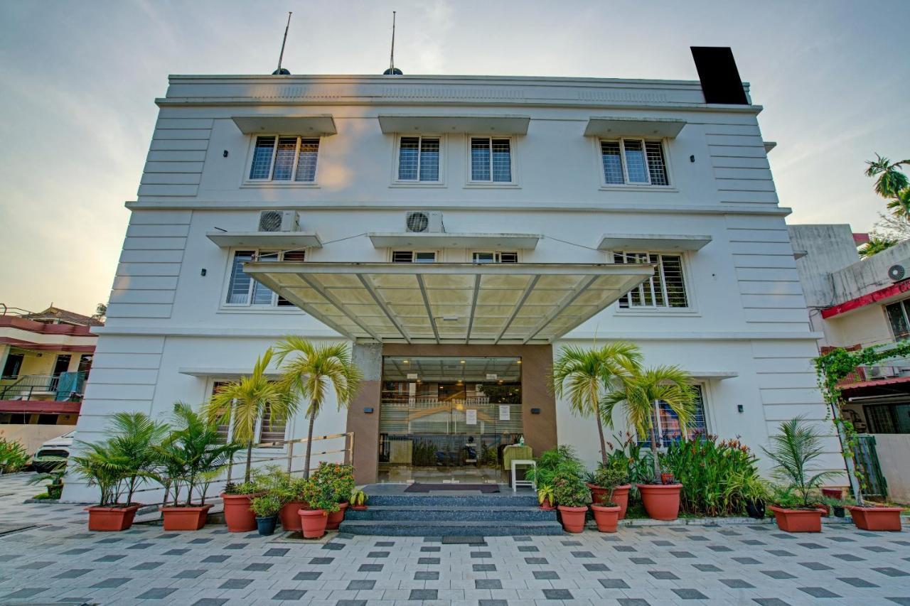 Vaccinated Staff- Capital O 74715 Phoenix Holidays Kochi Exterior foto