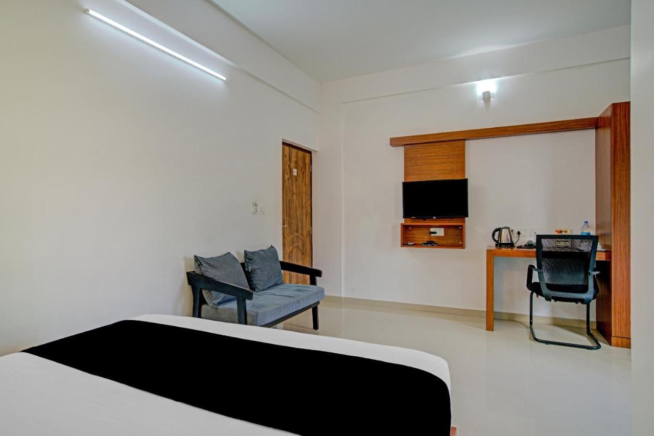 Vaccinated Staff- Capital O 74715 Phoenix Holidays Kochi Exterior foto