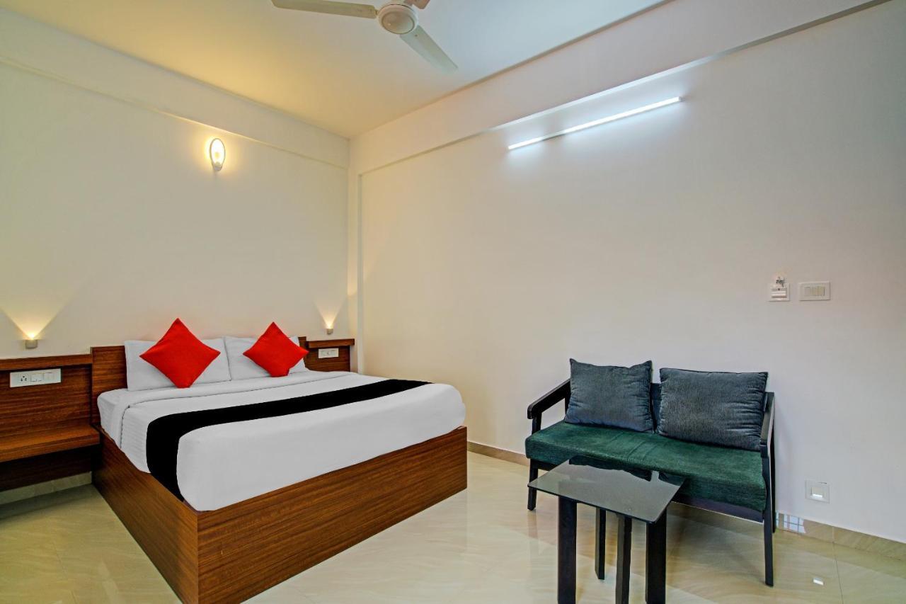 Vaccinated Staff- Capital O 74715 Phoenix Holidays Kochi Exterior foto